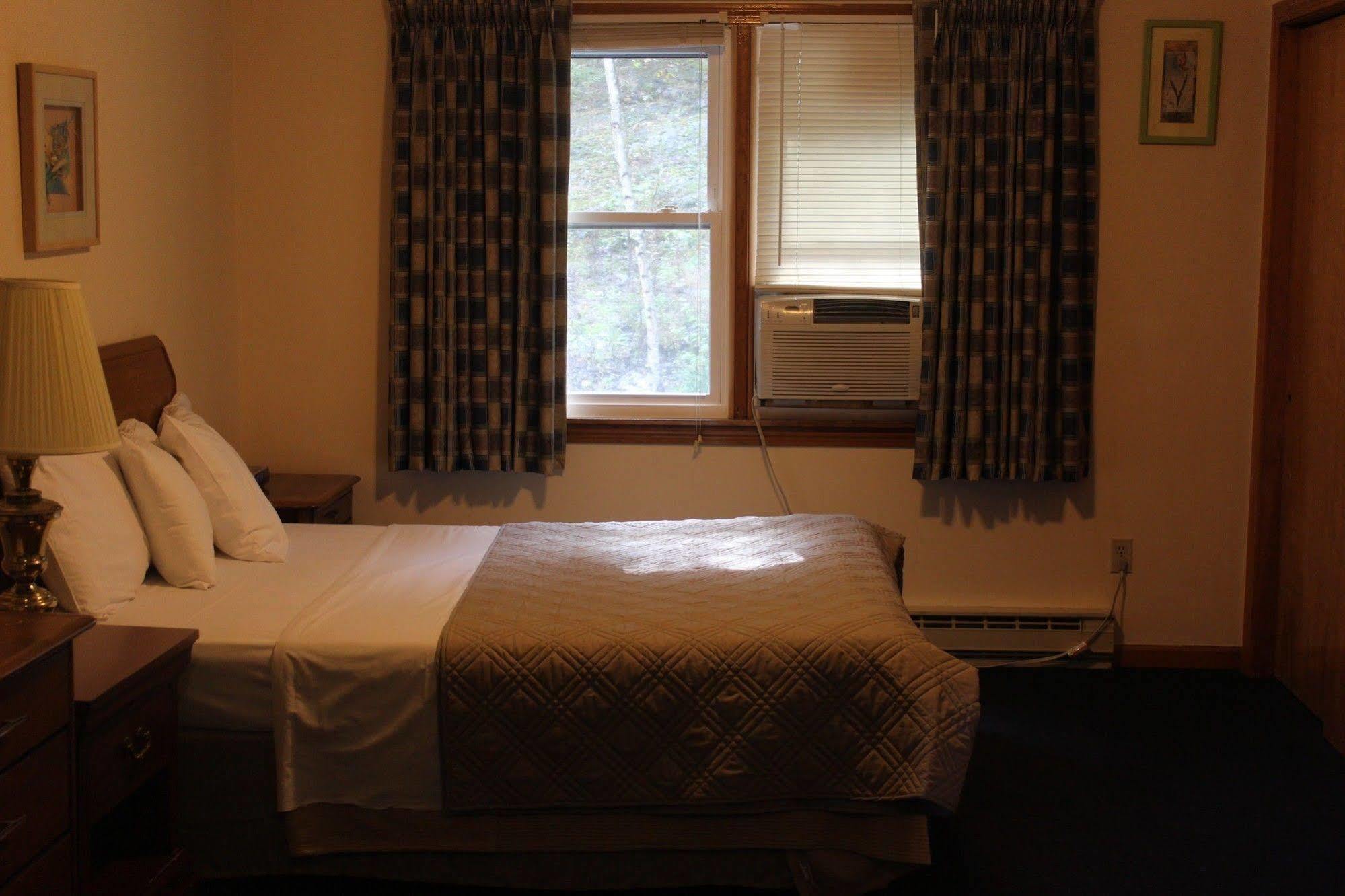 Chatham Travel Lodge Old Chatham Eksteriør bilde